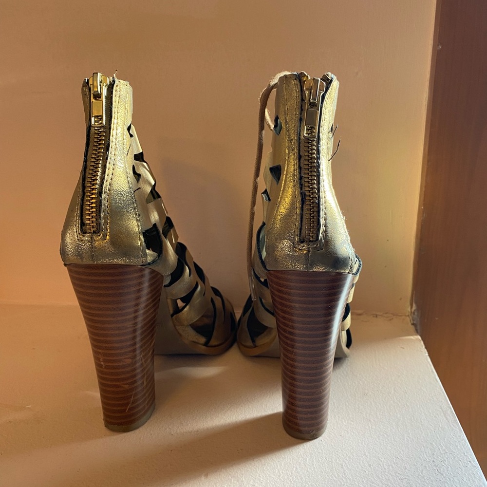 Gold heels - Picture 5 of 5